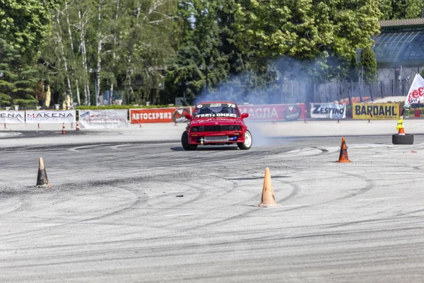 Auto, které unášelo závodní soutěž na trati — Stock fotografie