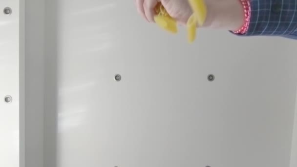 Víz alatti kilátás a zuhanó penne tészta — Stock videók
