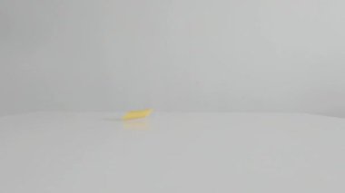 Penne makarna beyaz arka plan üzerine düşen