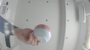 Bir tencereye düşen pirinç sualtı görünümü