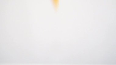 Penne makarna beyaz arka plan üzerine düşen