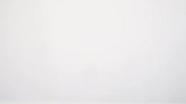 Penne makarna beyaz arka plan üzerine düşen