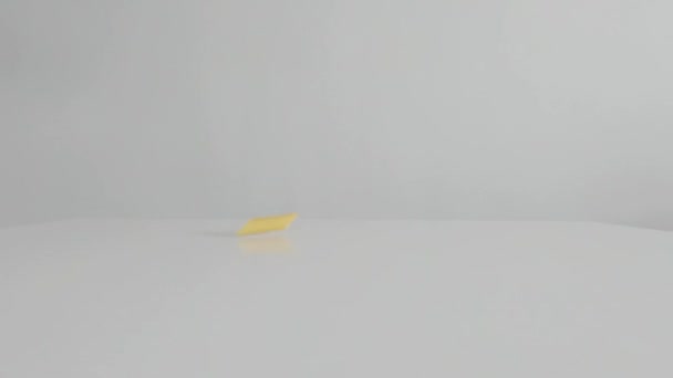 Penne pasta cayendo sobre fondo blanco — Vídeo de stock