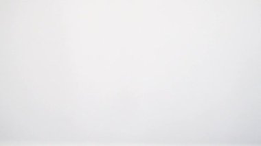 Penne makarna beyaz arka plan üzerine düşen