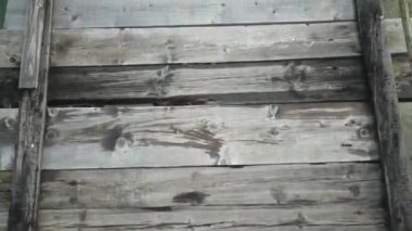 Eski ve tehlikeli bir asma köprüde yürümek