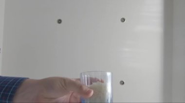 Bir tencereye düşen pirinç sualtı görünümü