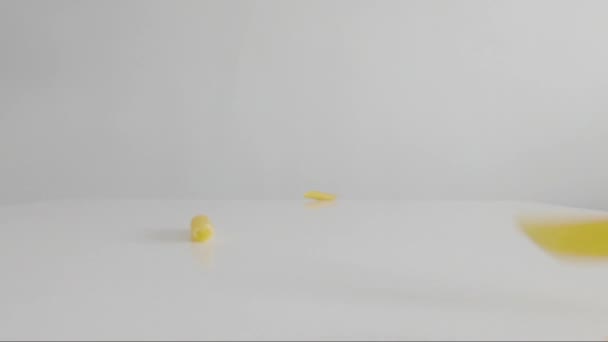 Πένες ζυμαρικά που πέφτουν σε λευκό φόντο — Αρχείο Βίντεο