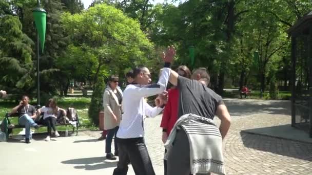 Entrenamiento al aire libre Tai chi en las calles de una ciudad — Vídeos de Stock