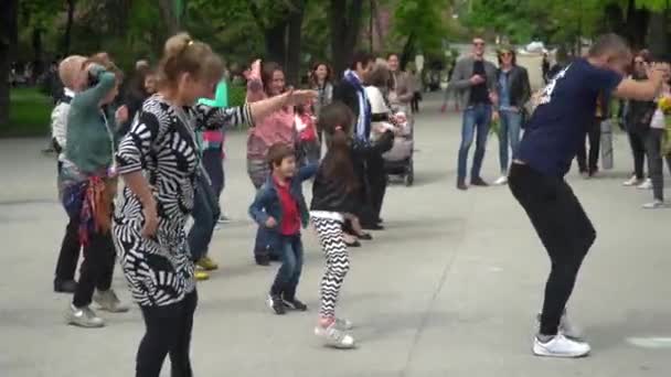 Clase de baile de salsa en un parque — Vídeos de Stock