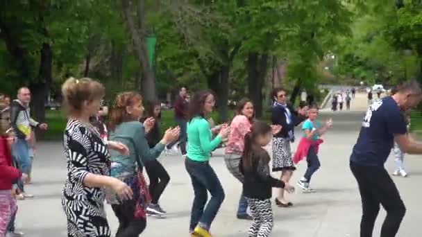 Lição de dança de salsa em um parque — Vídeo de Stock