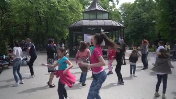 Lição de dança de salsa em um parque — Vídeo de Stock