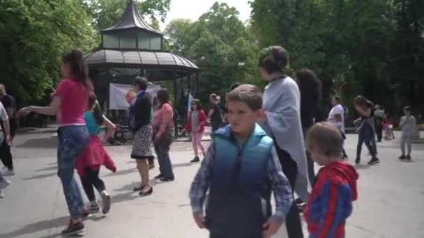 Lekcja tańca salsy w parku — Wideo stockowe