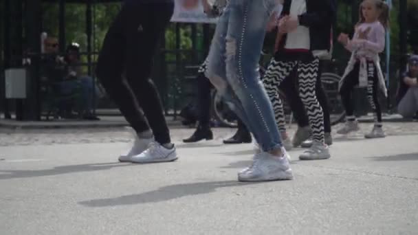 Salsa dans lektion i en Park — Stockvideo