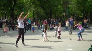Bir parkta salsa dans dersi