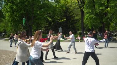 Tai Chi açık havada bir şehir sokaklarında eğitim