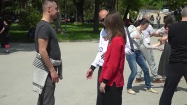 Tai Chi açık havada bir şehir sokaklarında eğitim