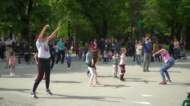 Lekcja tańca salsy w parku — Wideo stockowe