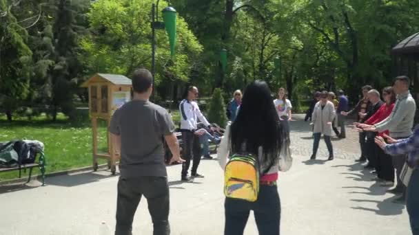 Tai chi ao ar livre treinamento em ruas da cidade — Vídeo de Stock