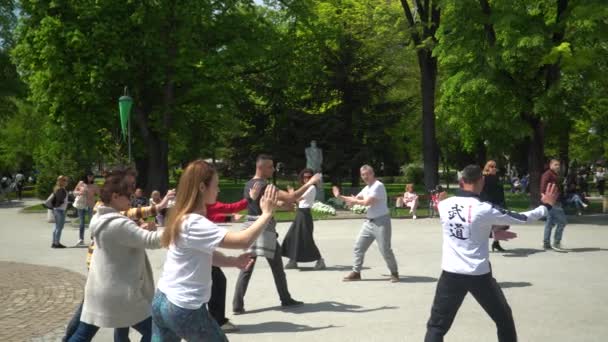 Tai chi ao ar livre treinamento em ruas da cidade — Vídeo de Stock