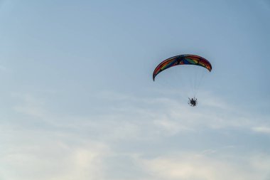Muhteşem manzarasi ile gün batımında yamaç paraşütü