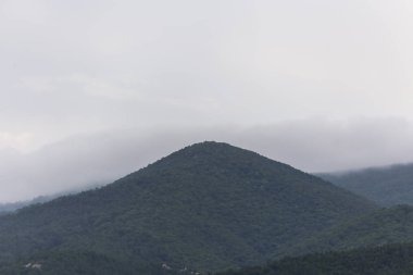 Bir dağ aralığı üzerinde kayar bulutlar