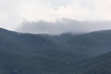 Bir dağ aralığı üzerinde kayar bulutlar