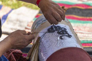 Şablon üzerinde ahşap çubuklarla örme