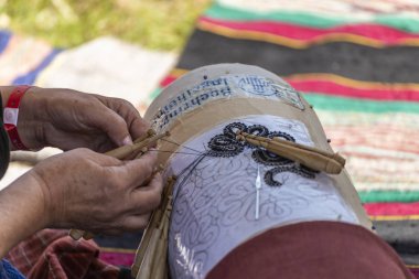 Şablon üzerinde ahşap çubuklarla örme