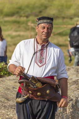 Bulgar geleneksel Fest sırasında hajduci savaşçılar gösteri