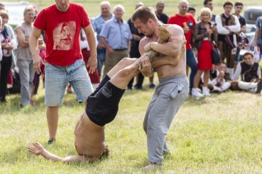 Açık havada pehlivan bir çayır güreş