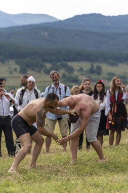 Açık havada pehlivan bir çayır güreş