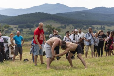 Açık havada pehlivan bir çayır güreş