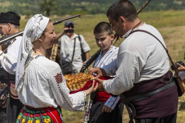 Ekmek ve tuz ile erkek toplantı kadınlar