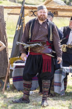 Bulgar geleneksel Fest sırasında hajduci savaşçılar gösteri