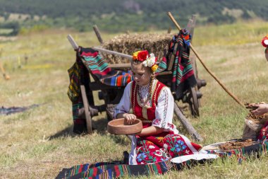 Dans ve müzik ile geleneksel Bulgar folklor festivali