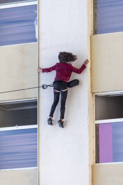 Bir binada soyut sanat dansı performansı