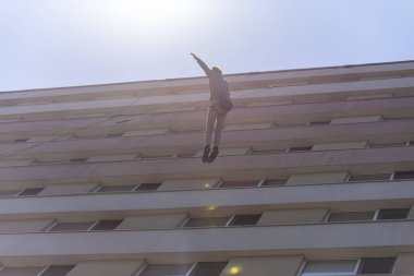 Bir binada soyut sanat dansı performansı