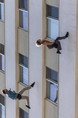 Bir binada soyut sanat dansı performansı