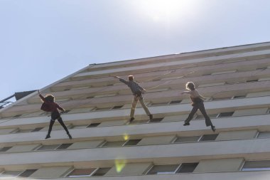 Bir binada soyut sanat dansı performansı