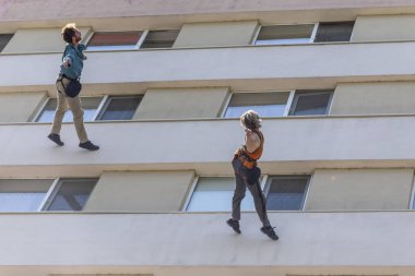 Bir binada soyut sanat dansı performansı