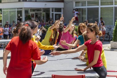 Kentsel bir alanda dans performansı gösterisi