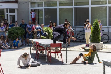 Kentsel bir alanda dans performansı gösterisi