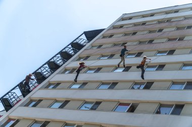 Bir binada soyut sanat dansı performansı