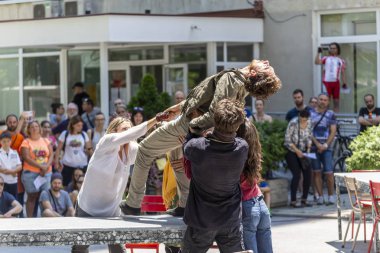Kentsel bir alanda dans performansı gösterisi