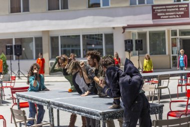 Kentsel bir alanda dans performansı gösterisi