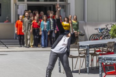 Kentsel bir alanda dans performansı gösterisi