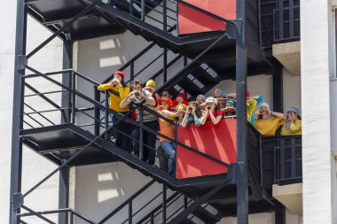 Kentsel bir alanda dans performansı gösterisi