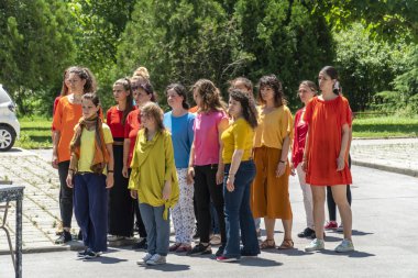 Kentsel bir alanda dans performansı gösterisi