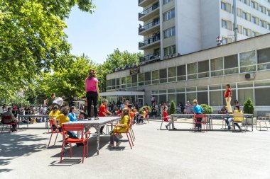 Kentsel bir alanda dans performansı gösterisi