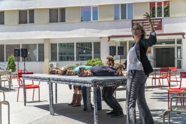 Kentsel bir alanda dans performansı gösterisi